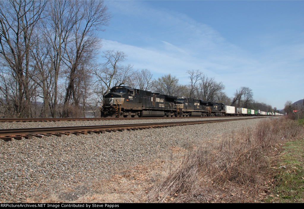 NS 9610 leads an intermodal